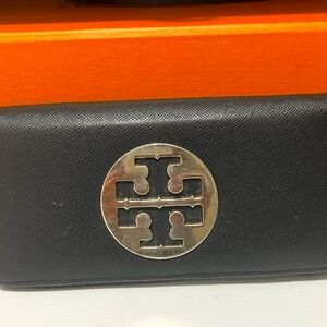 Tory Burch Zip around black leather wallet